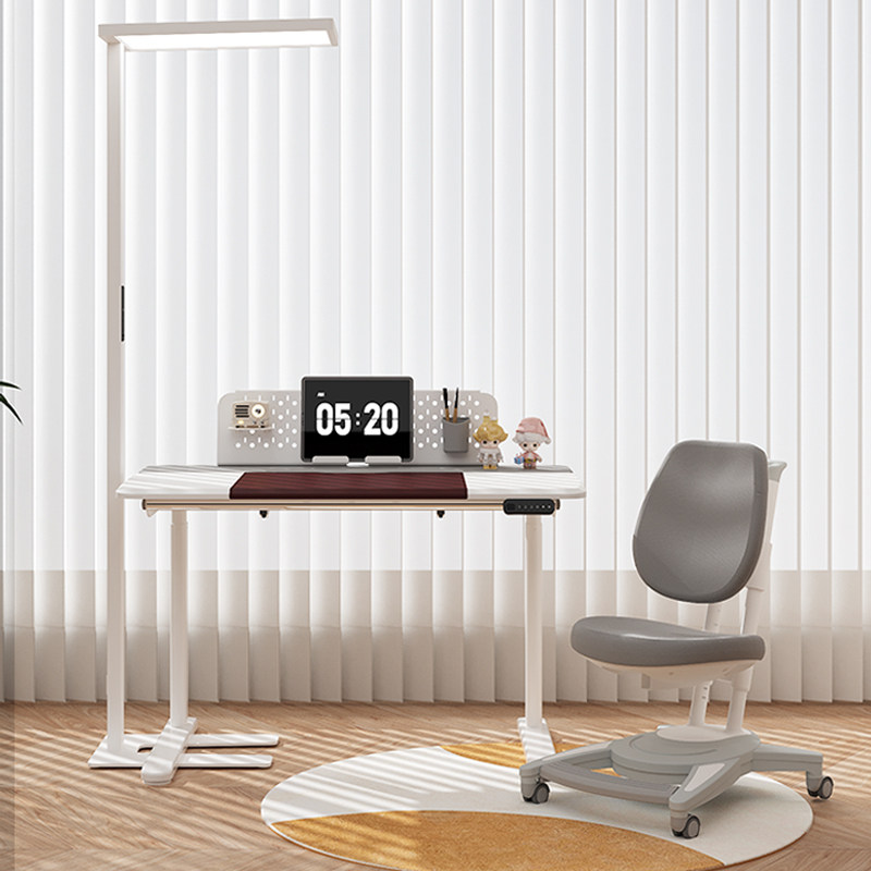 The doctor has a boarded children's smart-learning desk